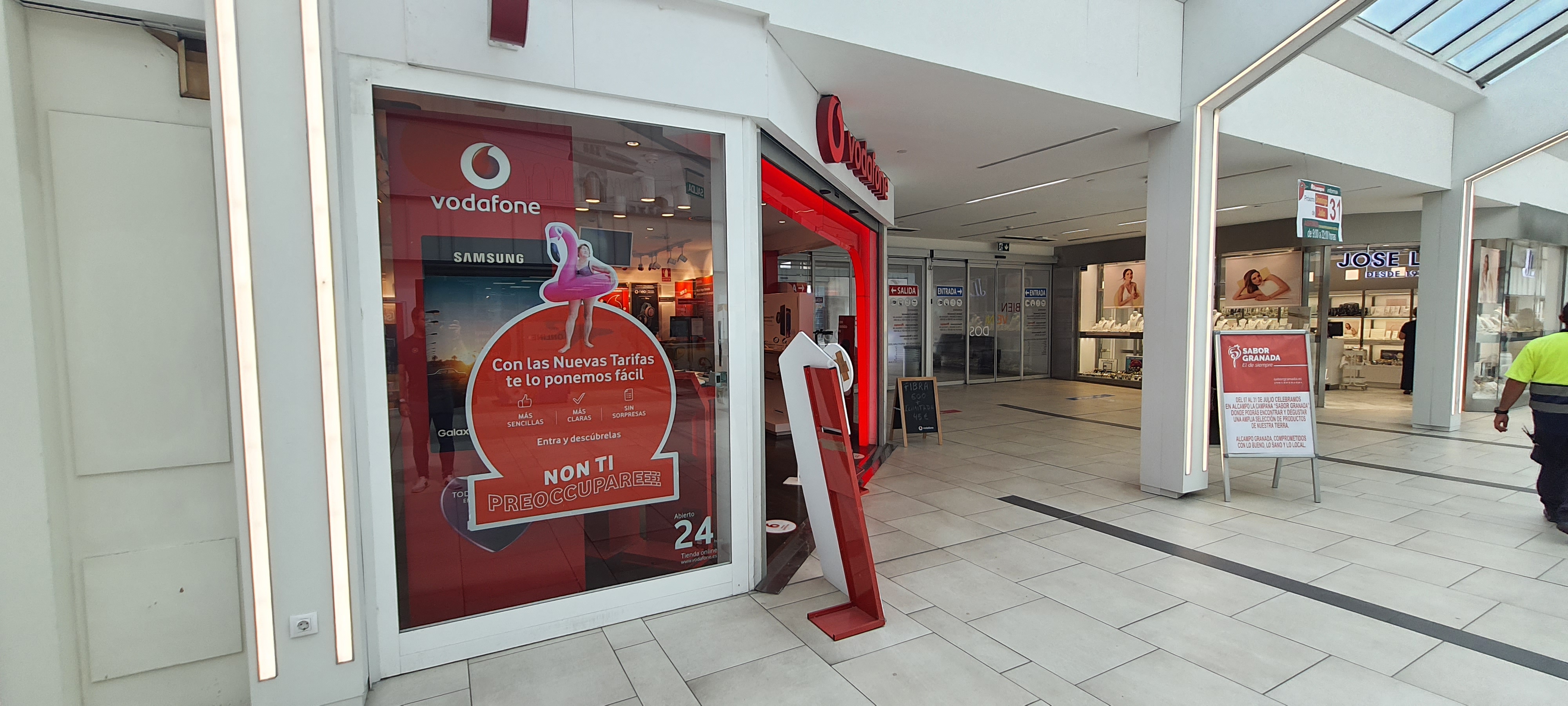 Vodafone Granada - CC Alcampo foto