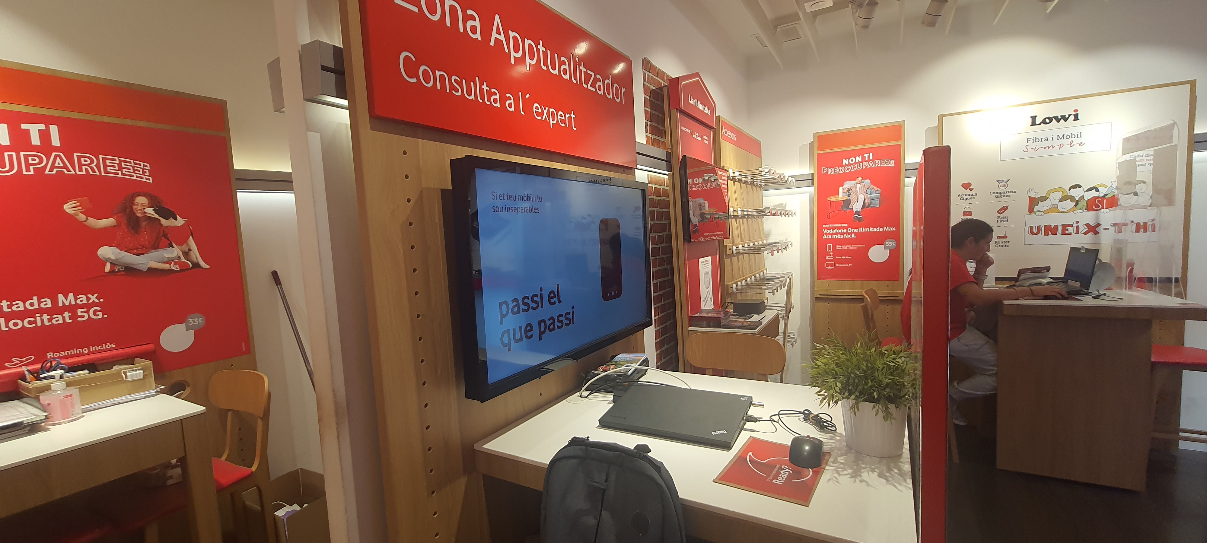 Vodafone Santa Susana - CC Espais Susanna foto