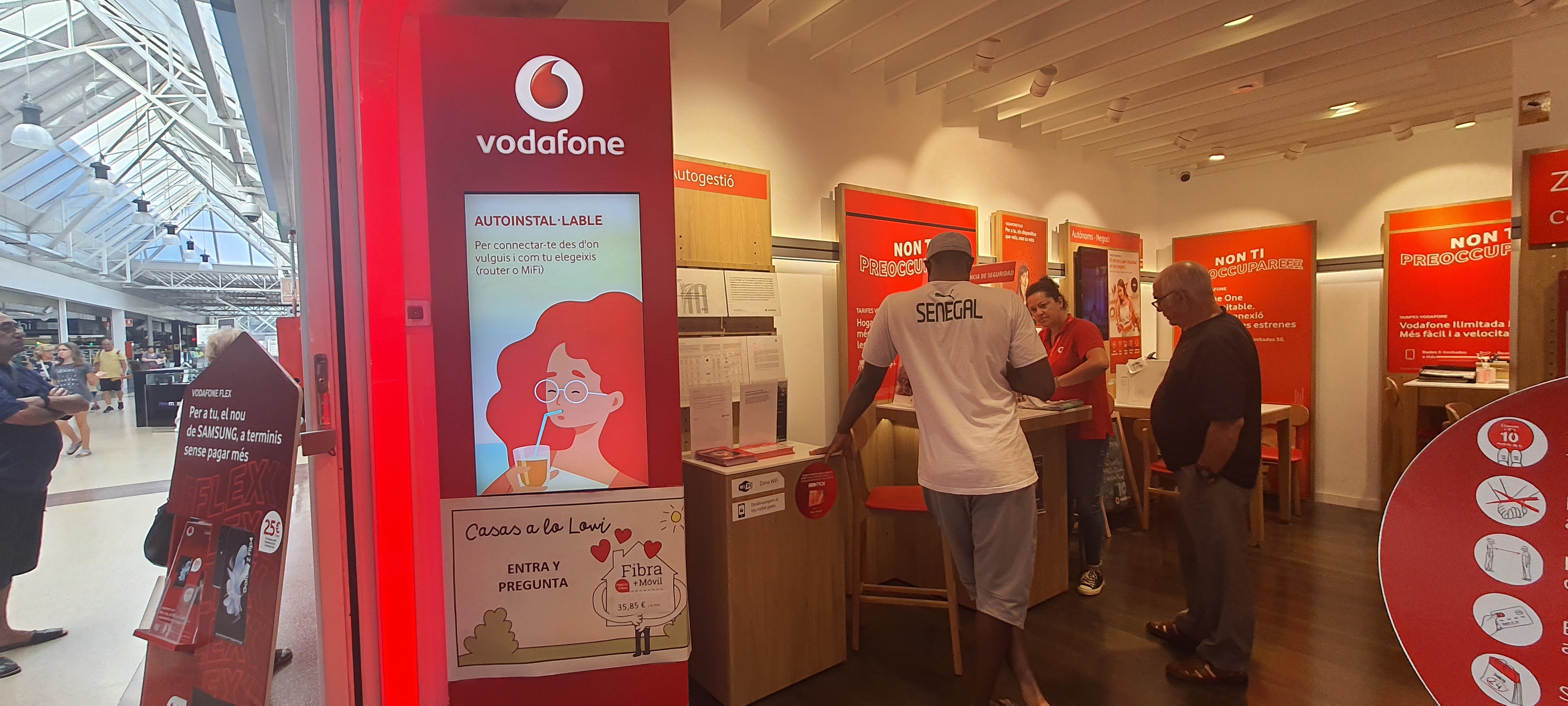 Vodafone Santa Susana - CC Espais Susanna foto