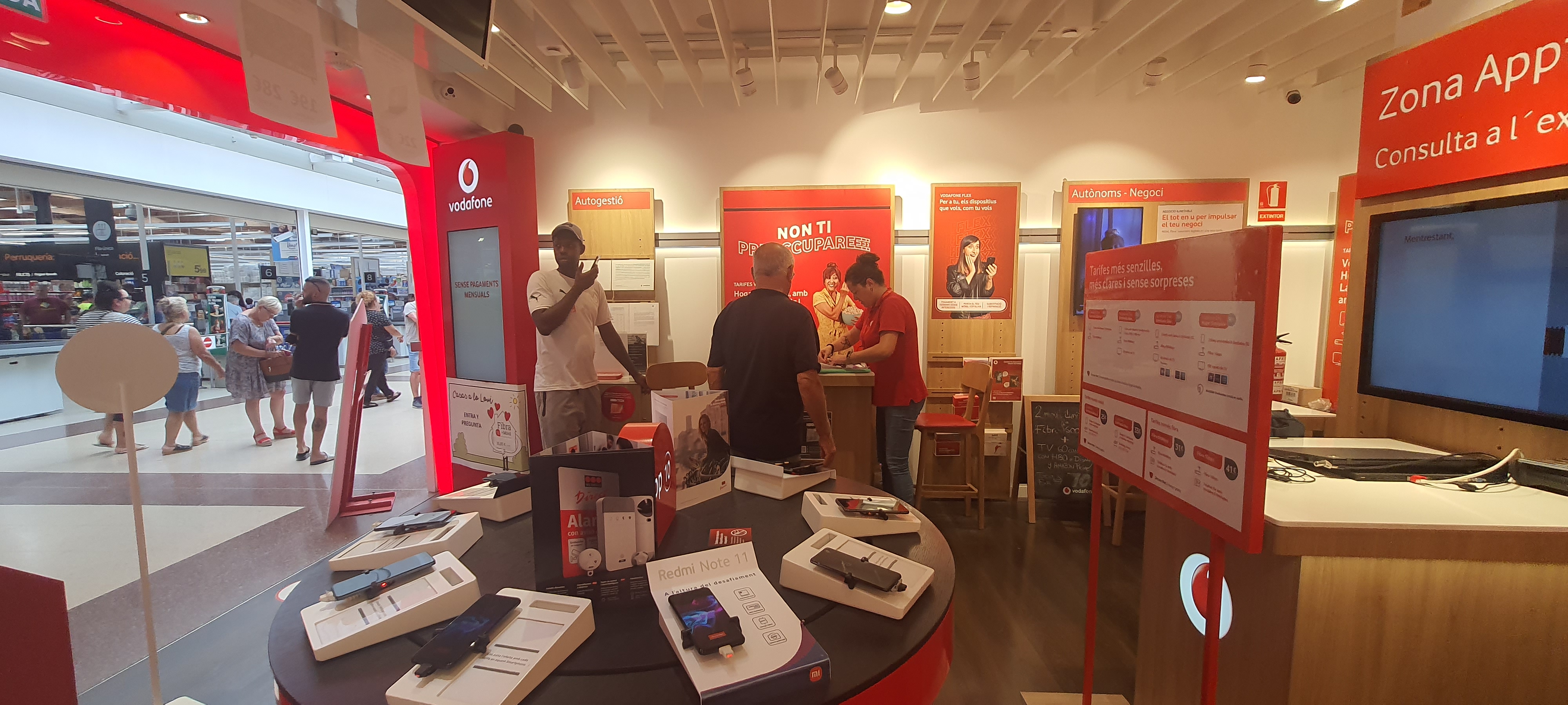 Vodafone Santa Susana - CC Espais Susanna foto