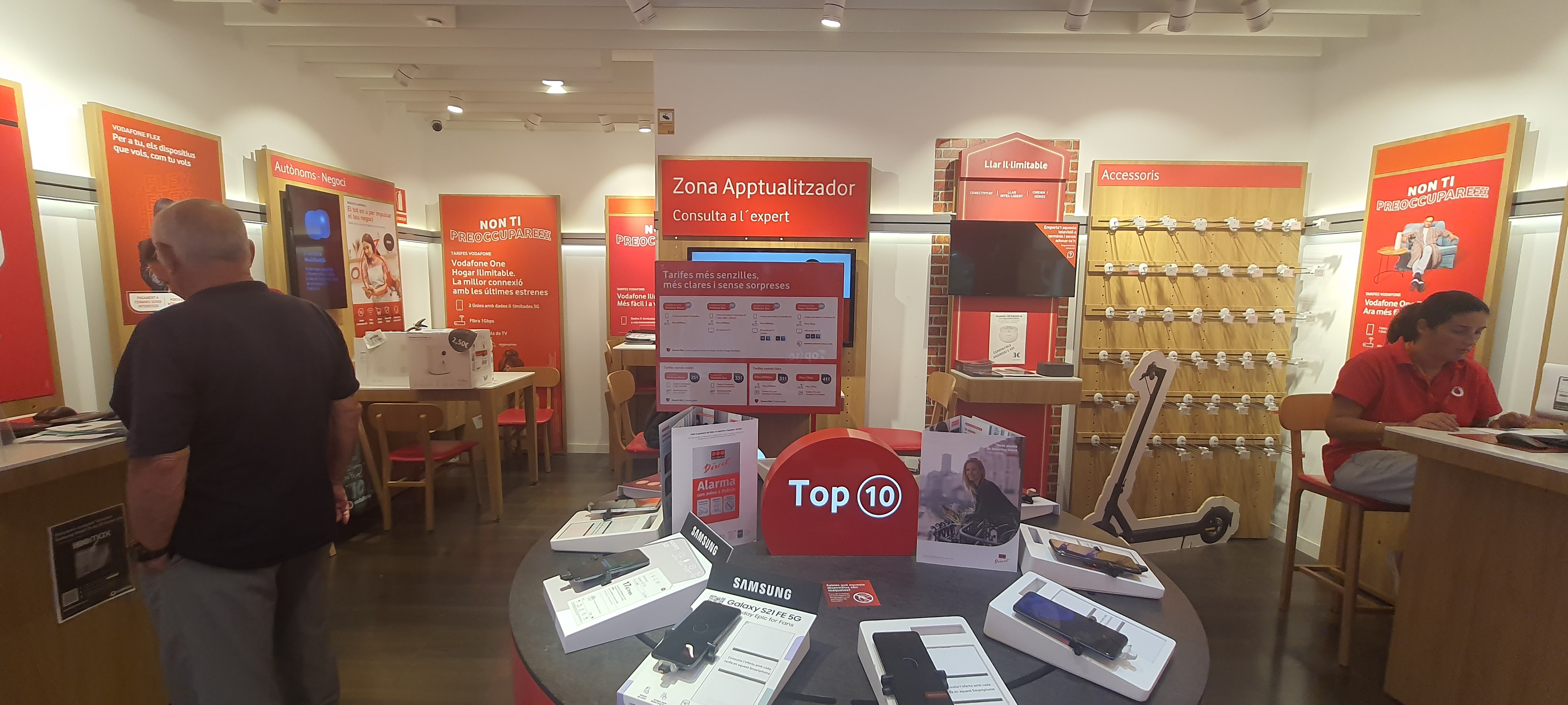 Vodafone Santa Susana - CC Espais Susanna foto