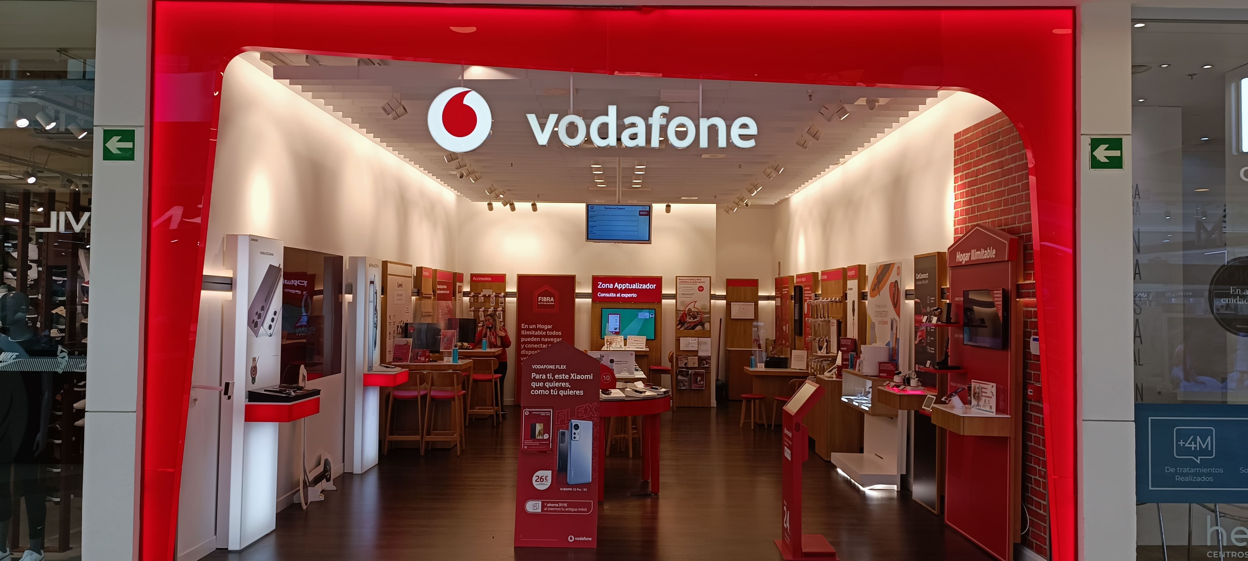 Vodafone C.C. Xanadú foto