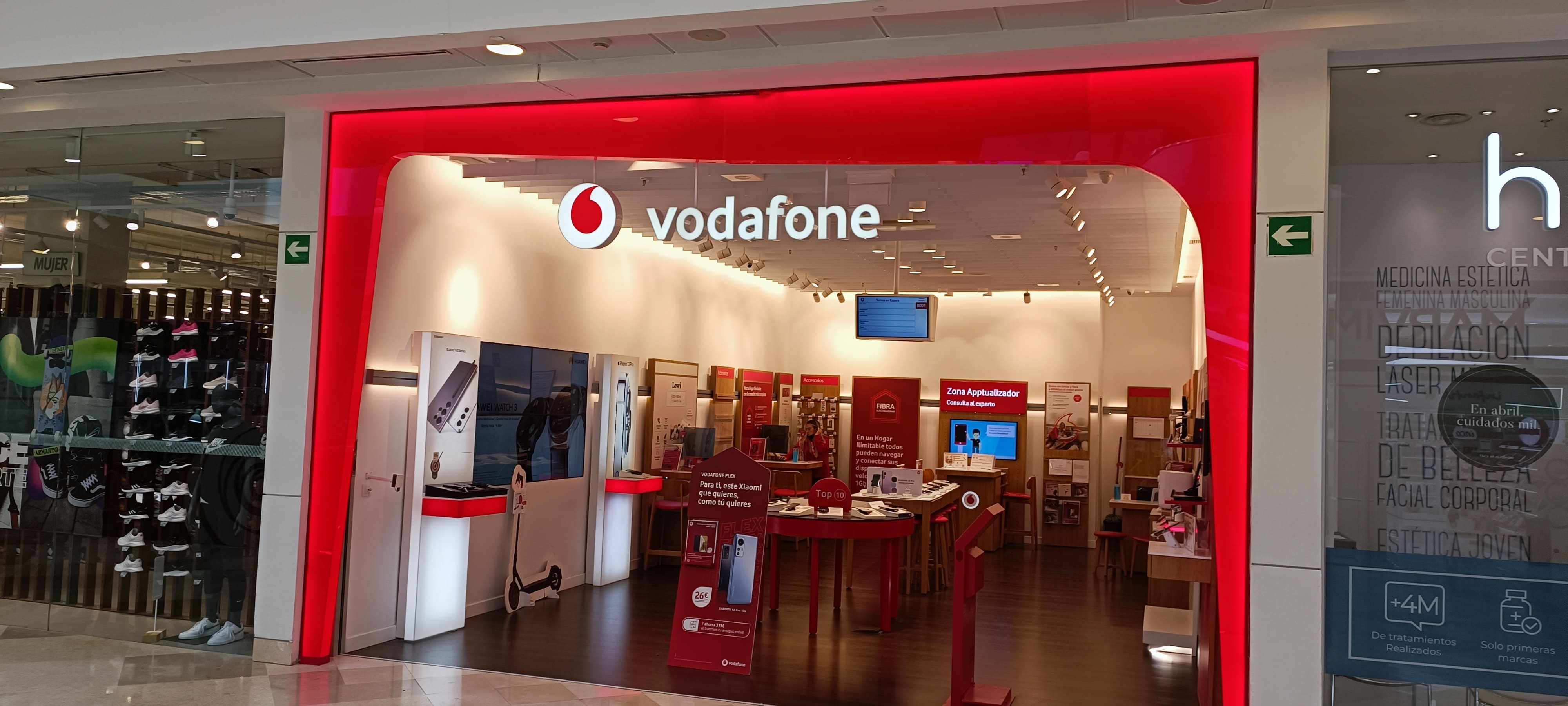Vodafone C.C. Xanadú foto