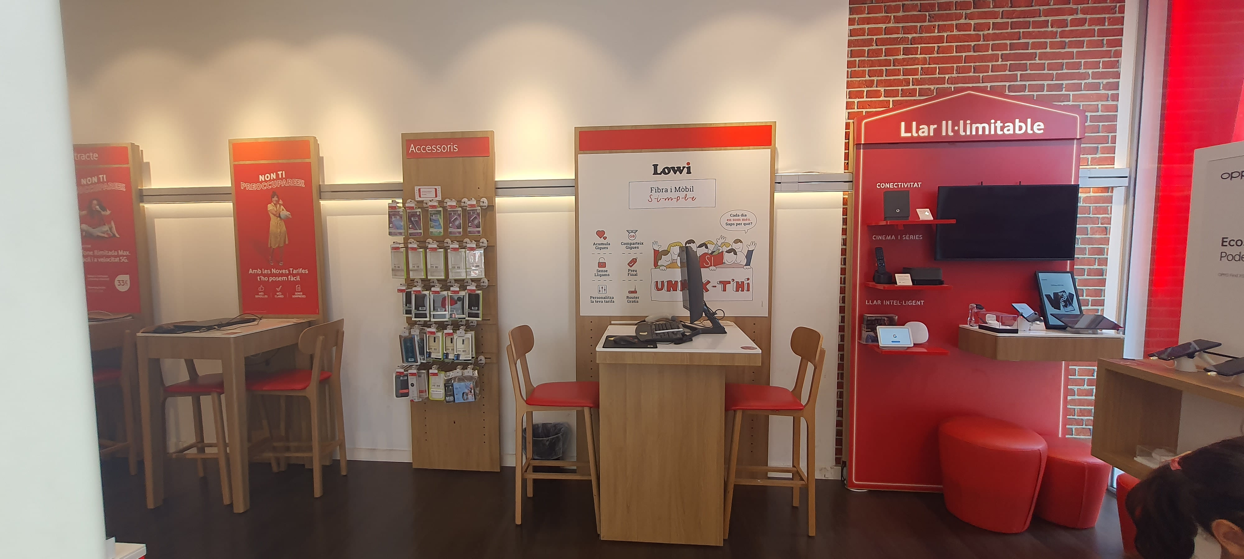 Vodafone Barcelona - CC La Maquinista foto
