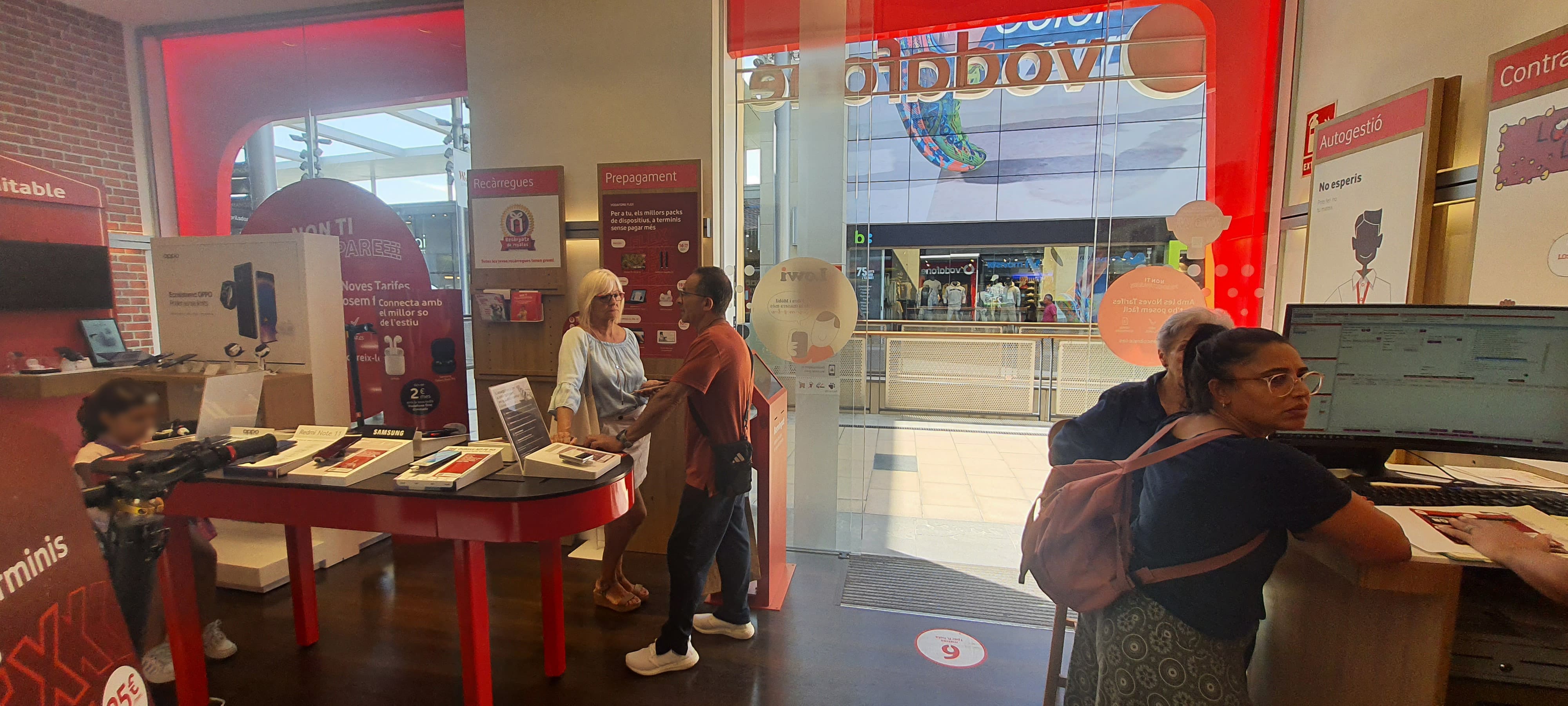 Vodafone Barcelona - CC La Maquinista foto