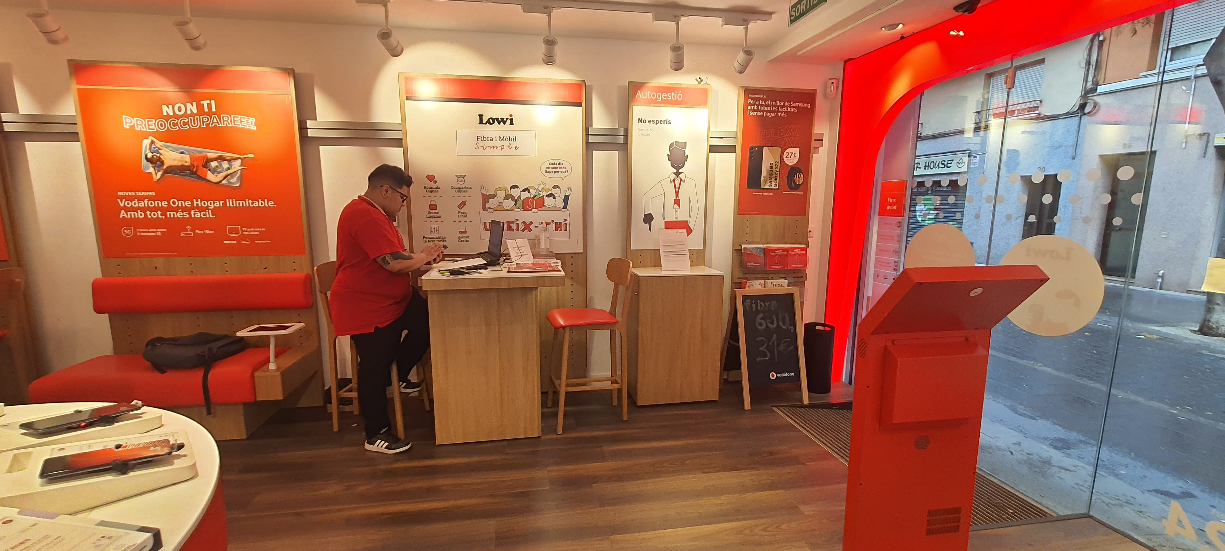 Vodafone Castelldefels - Esglesia foto