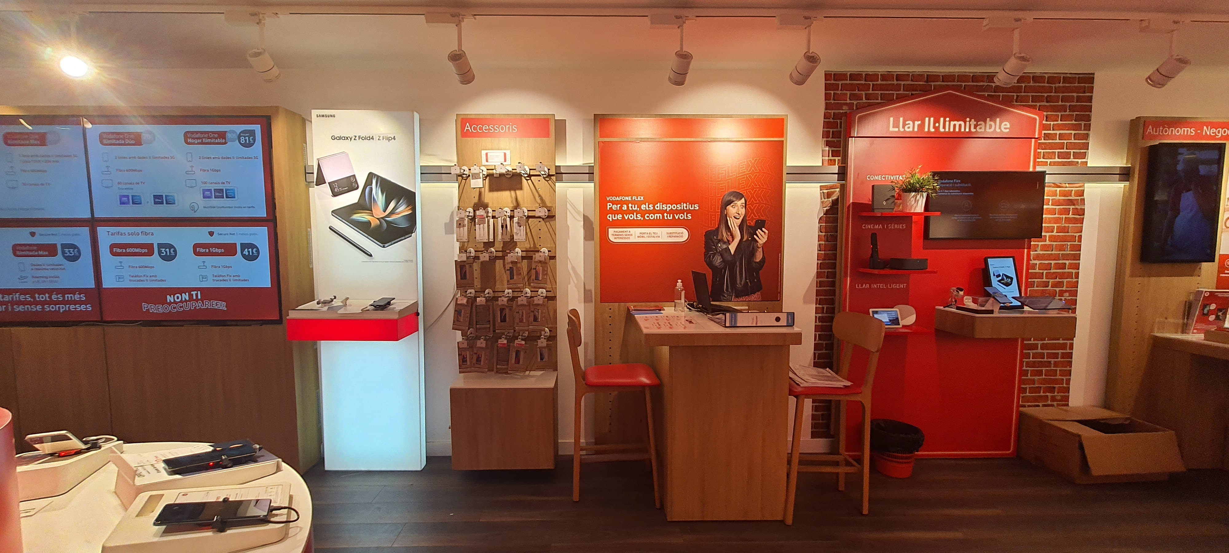 Vodafone Castelldefels - Esglesia foto