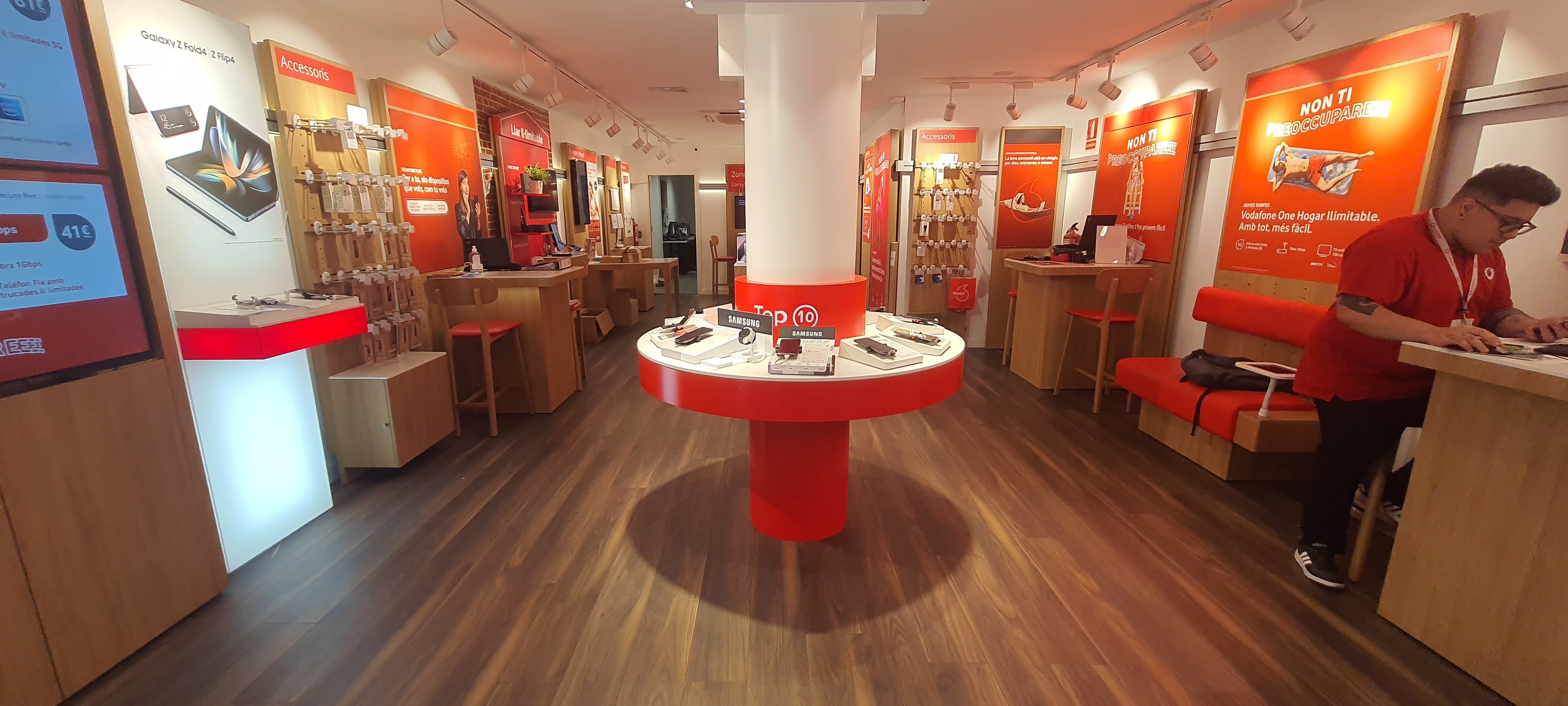 Vodafone Castelldefels - Esglesia foto