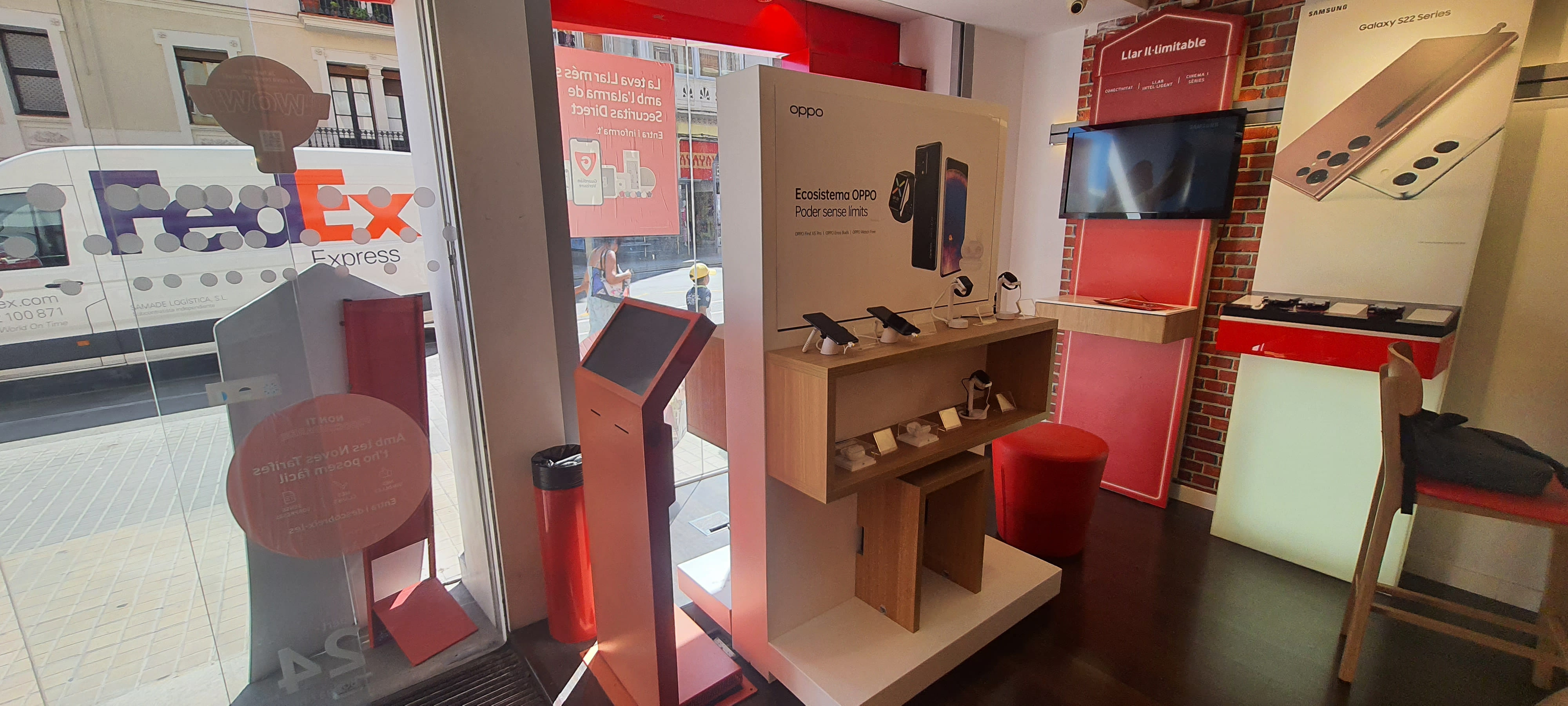 Vodafone Hospitalet - Collblanc foto