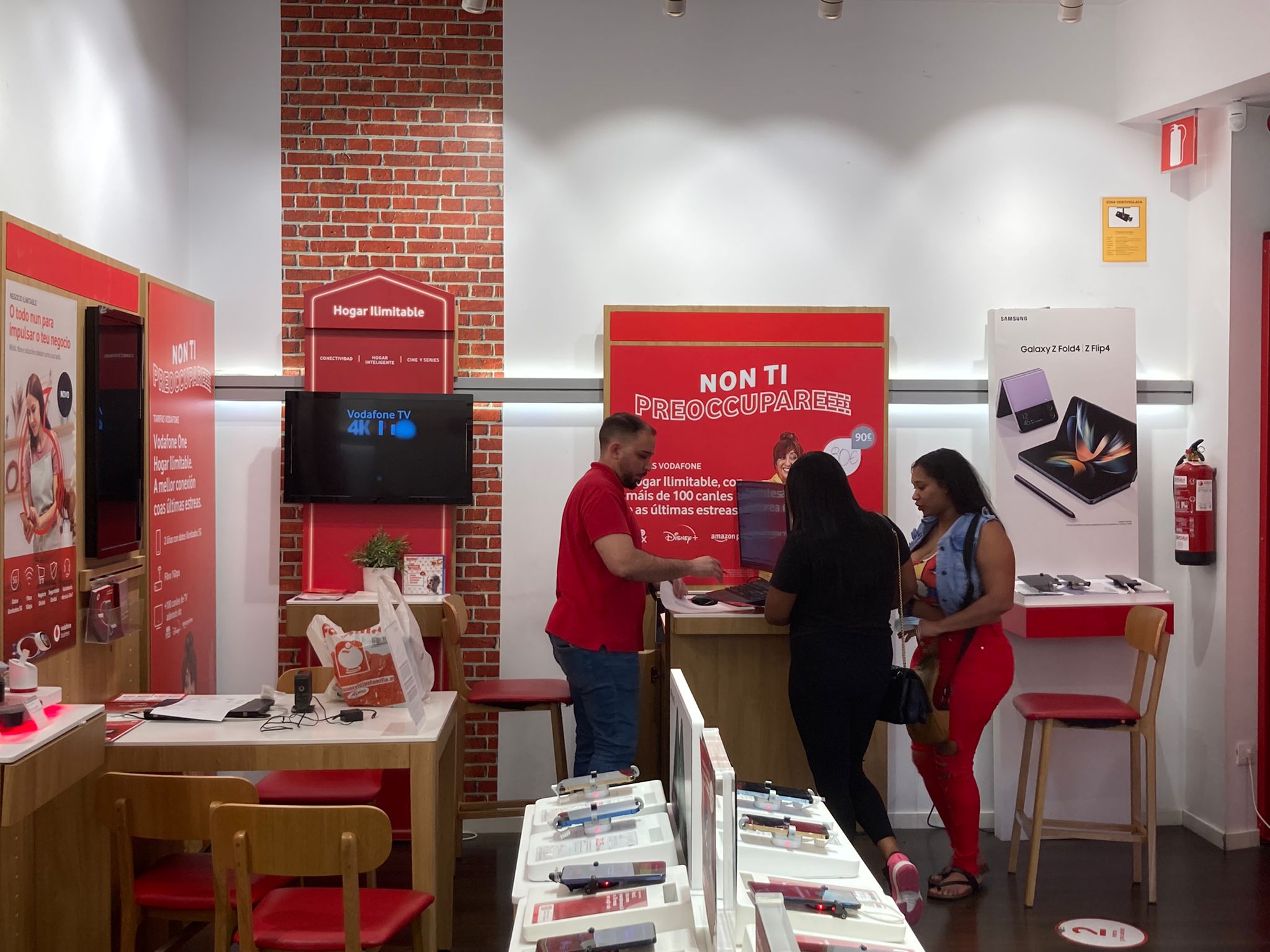 Vodafone La Coruña - CC Marineda Plaza foto
