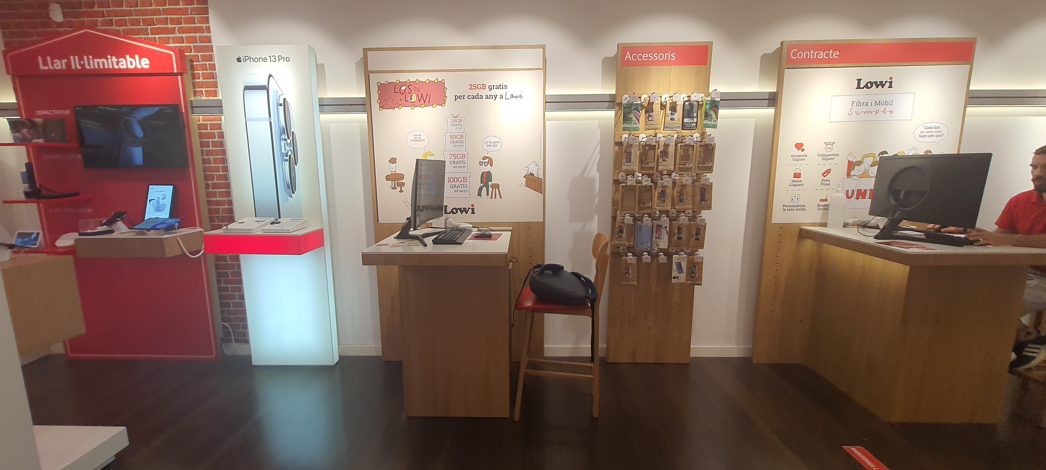 Vodafone Sant Quirze - CC Alcampo foto