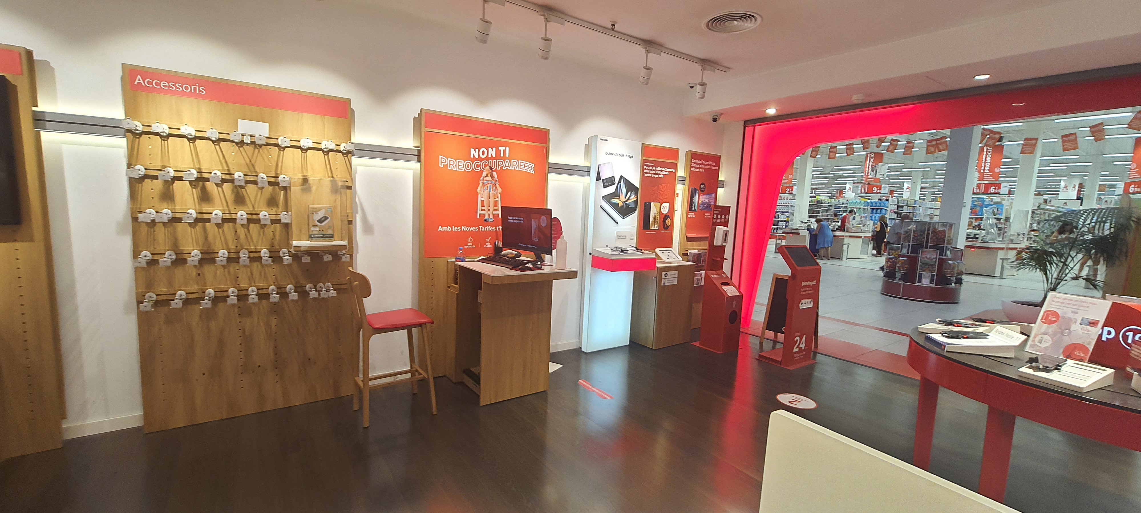 Vodafone Sant Quirze - CC Alcampo foto