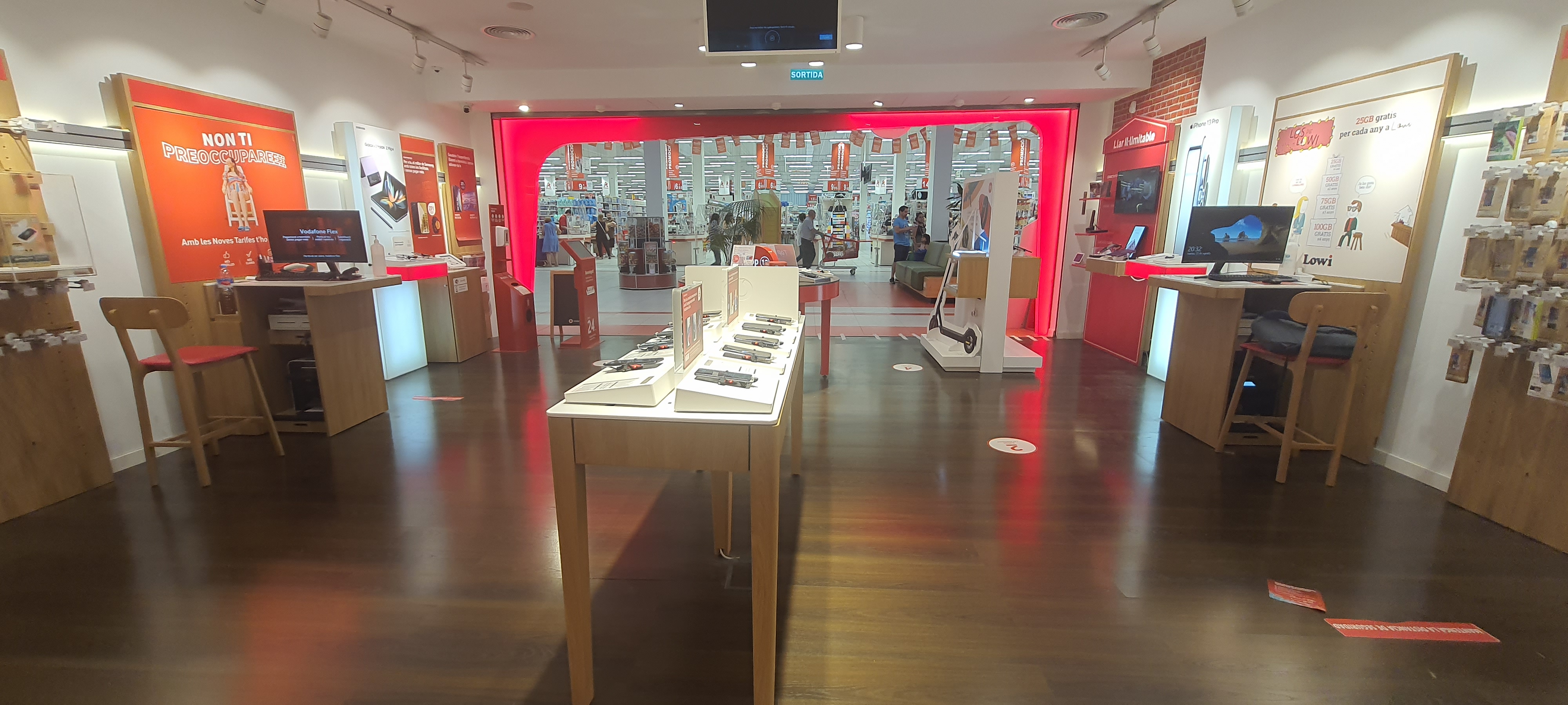 Vodafone Sant Quirze - CC Alcampo foto