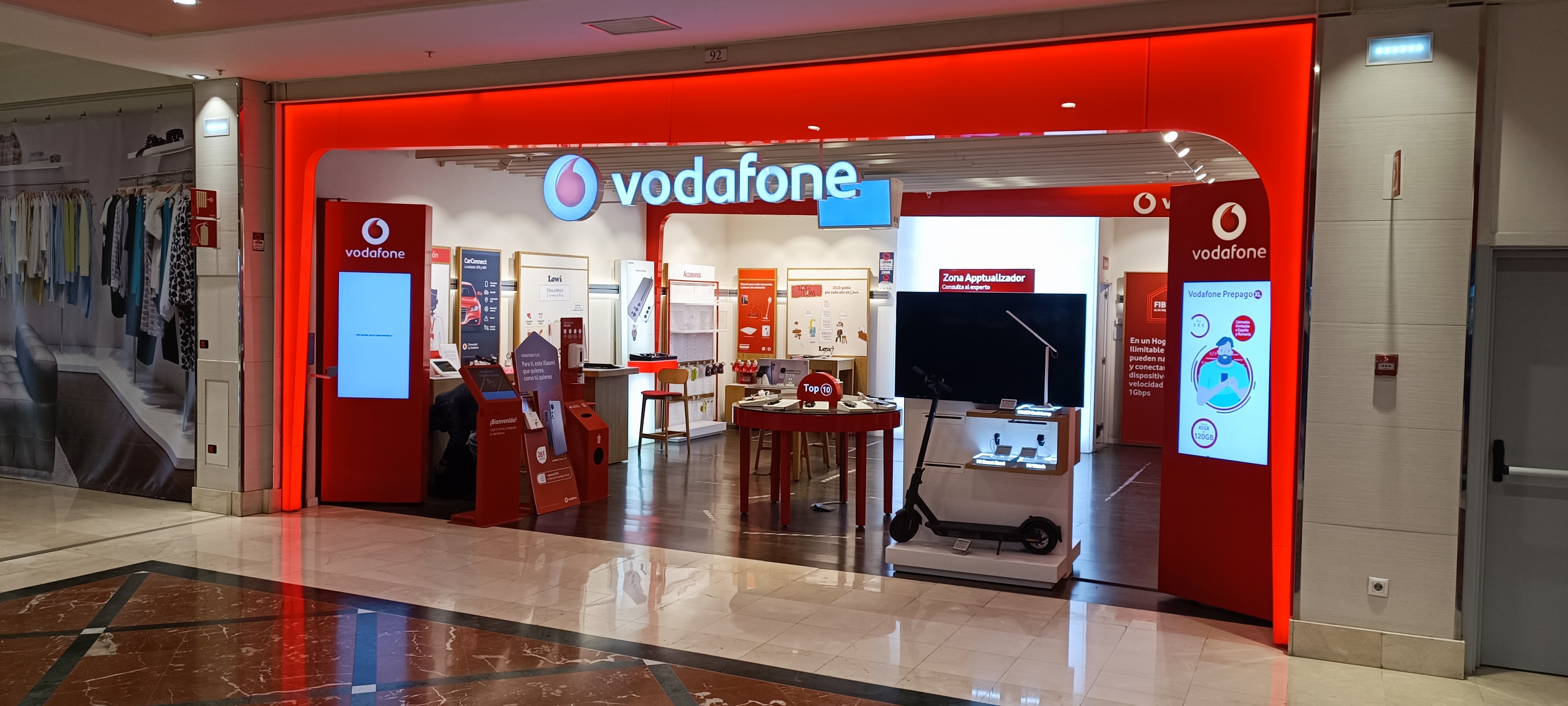 Vodafone Plaza Loranca 2s foto