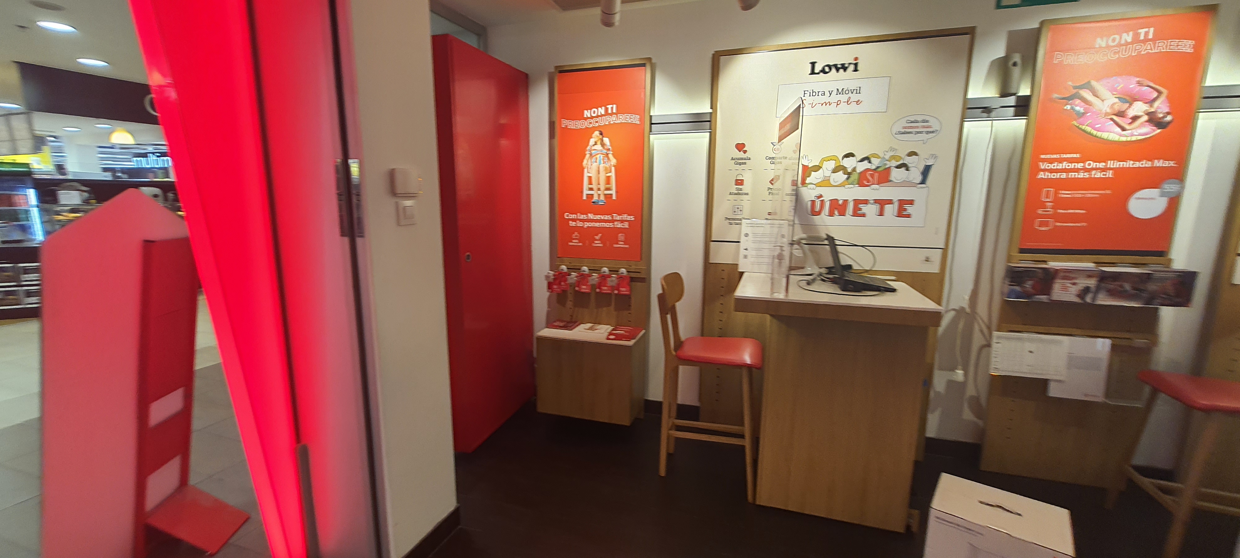 Vodafone Carrefour Almeria foto