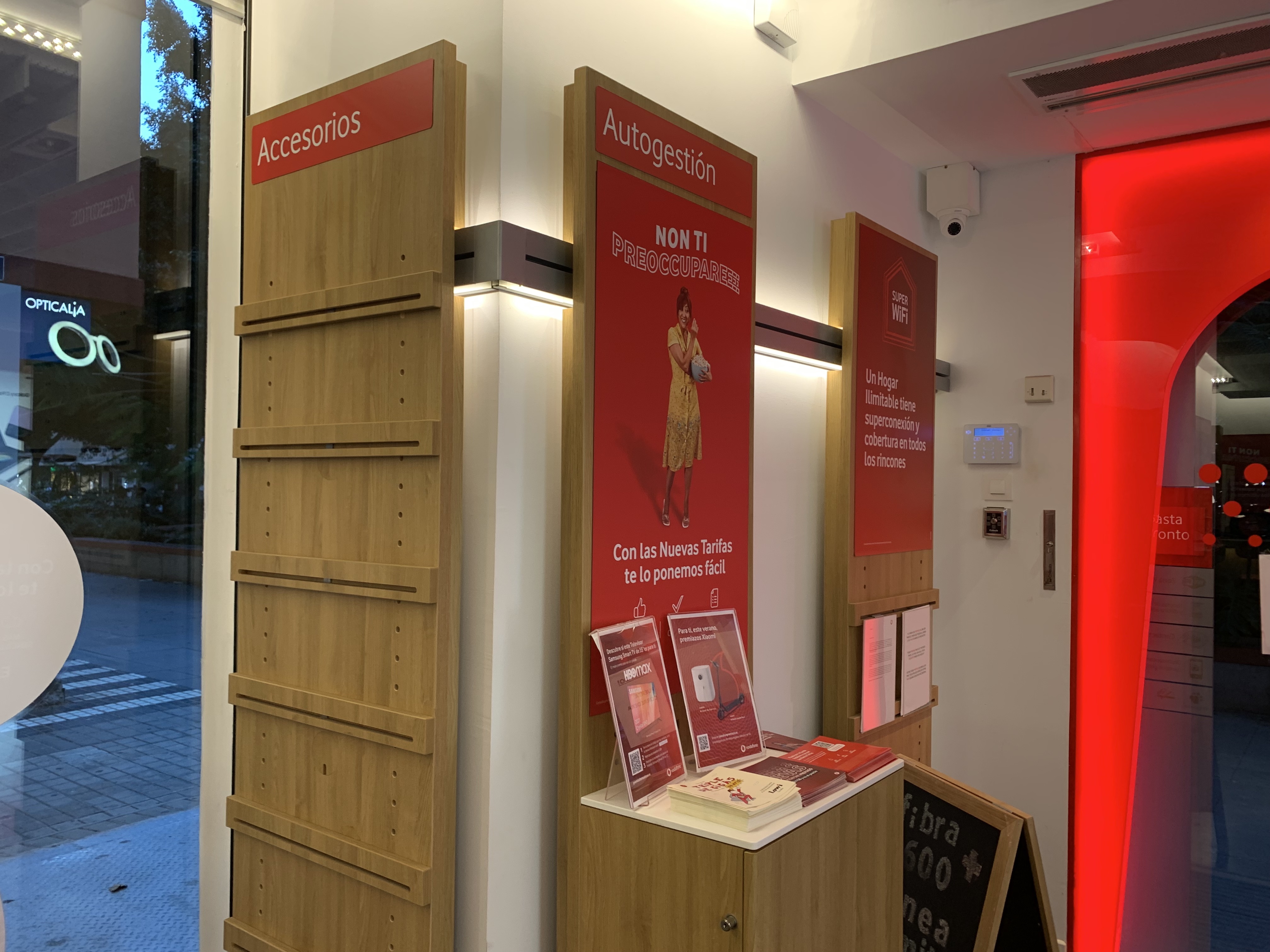 Vodafone Las Palmas - Mesa y López foto