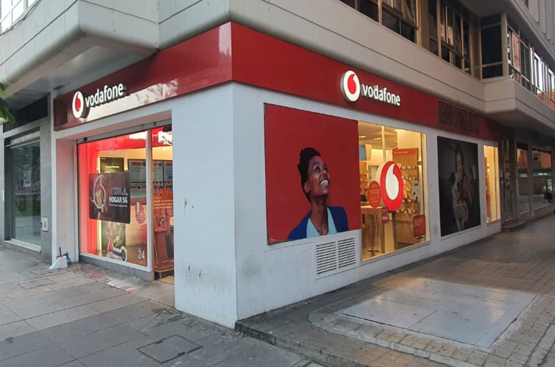 Vodafone Las Palmas - Mesa y López foto