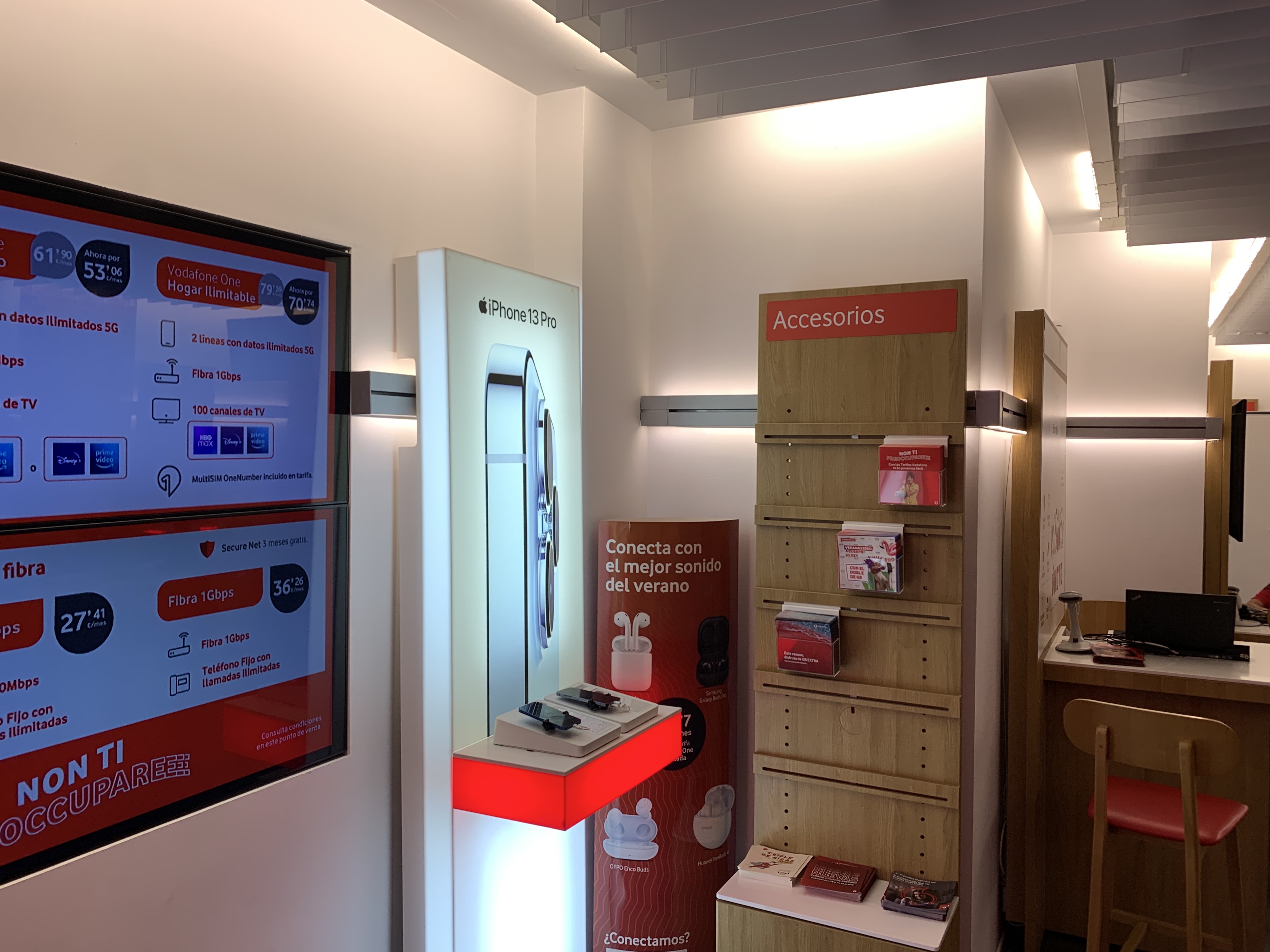 Vodafone Las Palmas - Mesa y López foto