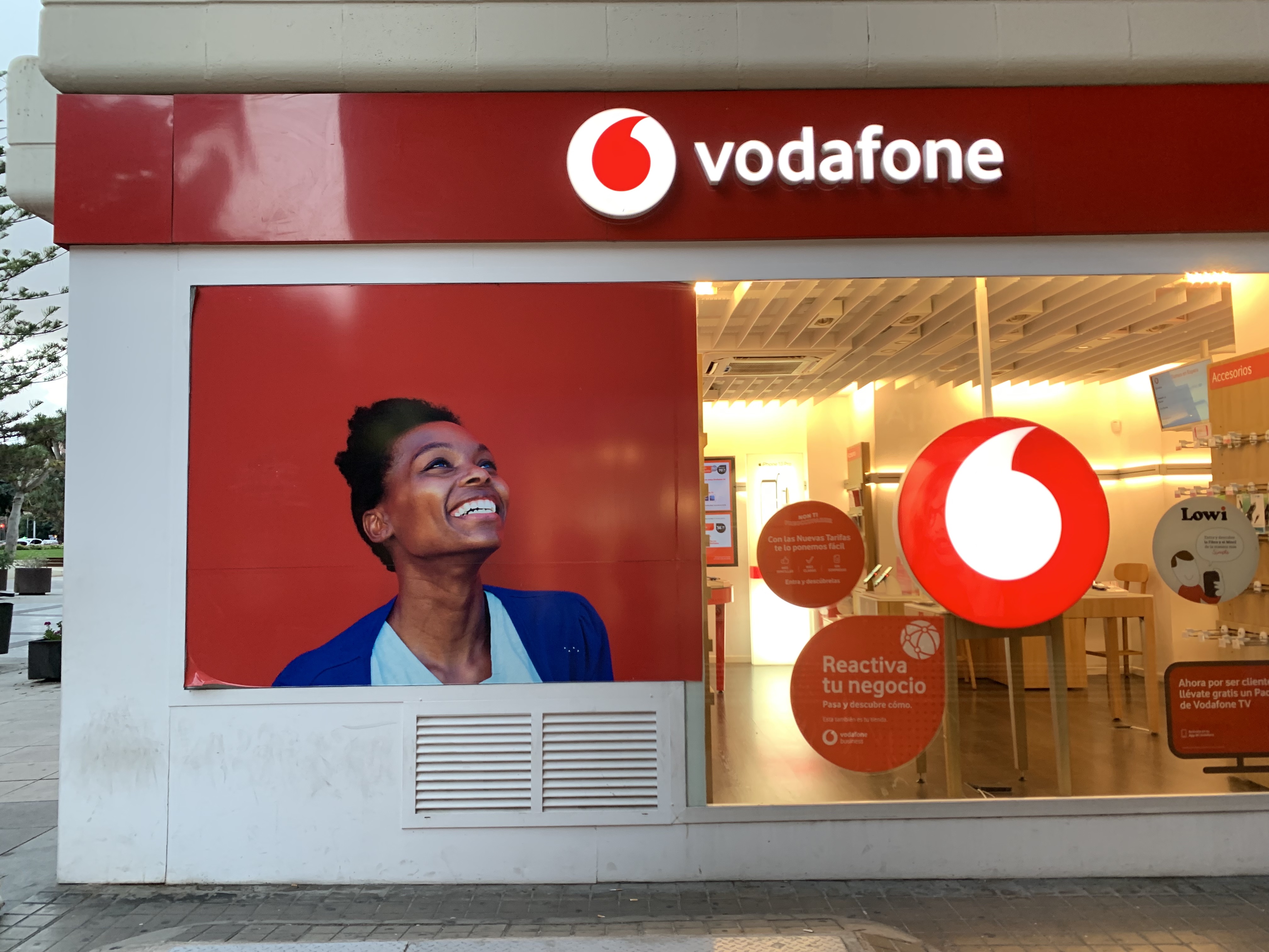 Vodafone Las Palmas - Mesa y López foto