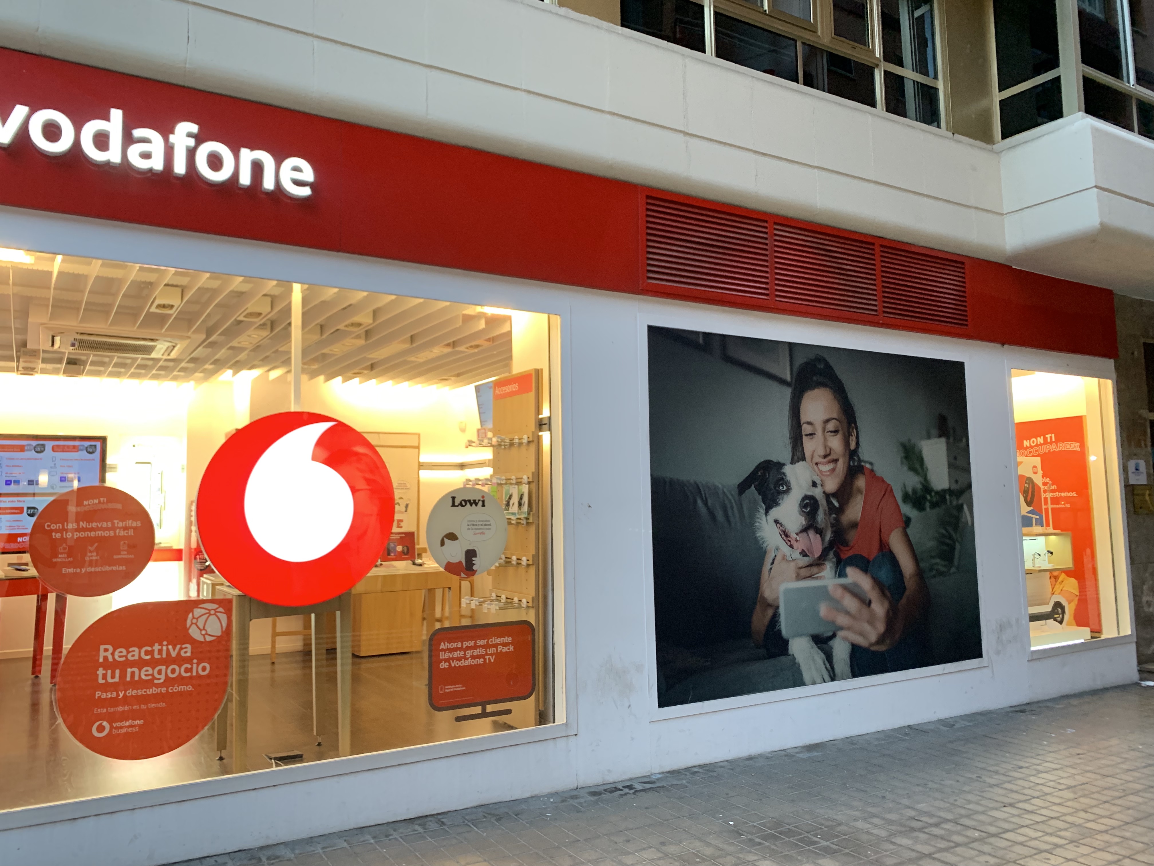 Vodafone Las Palmas - Mesa y López foto