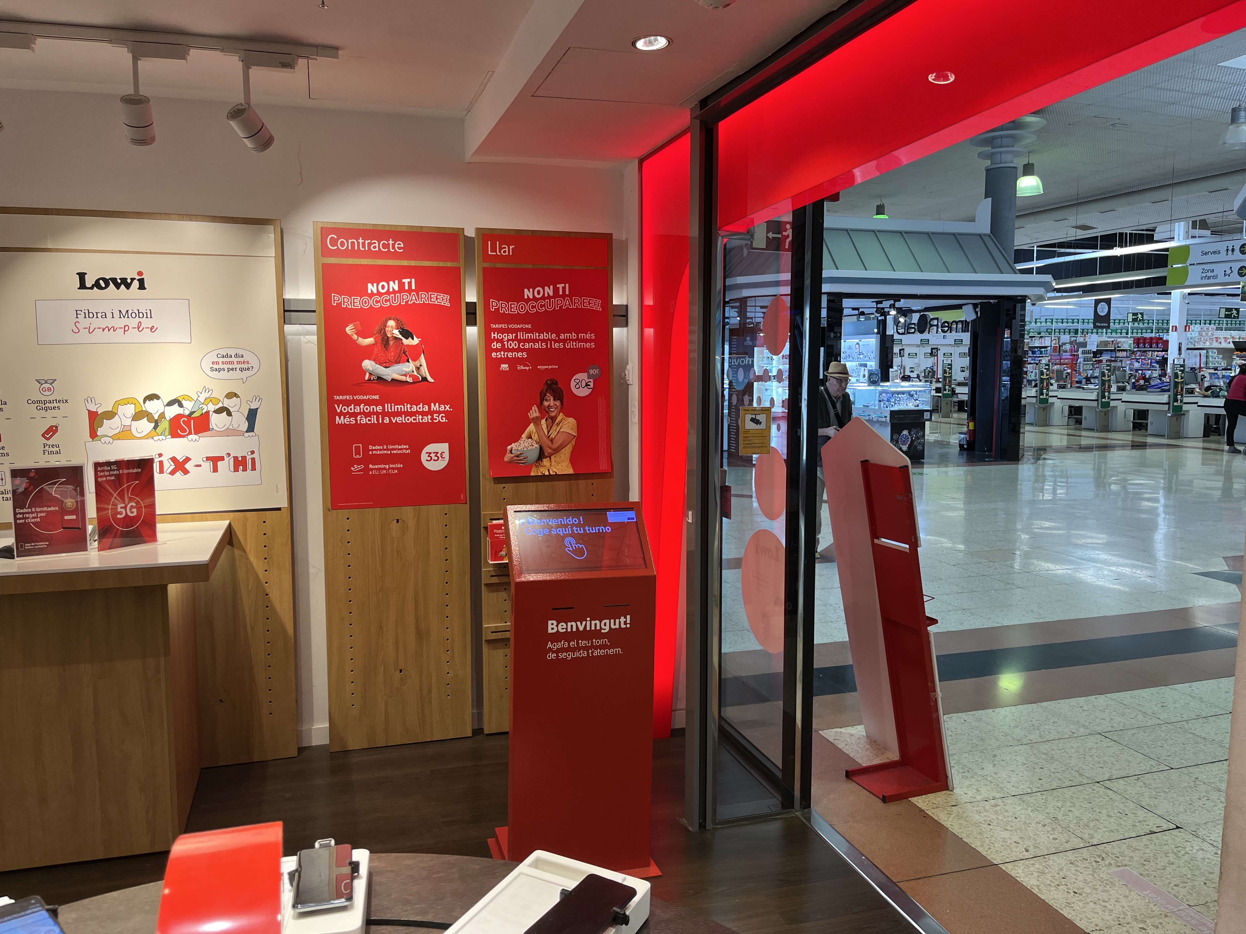 Vodafone Manresa - CC Carrefour Manresa foto
