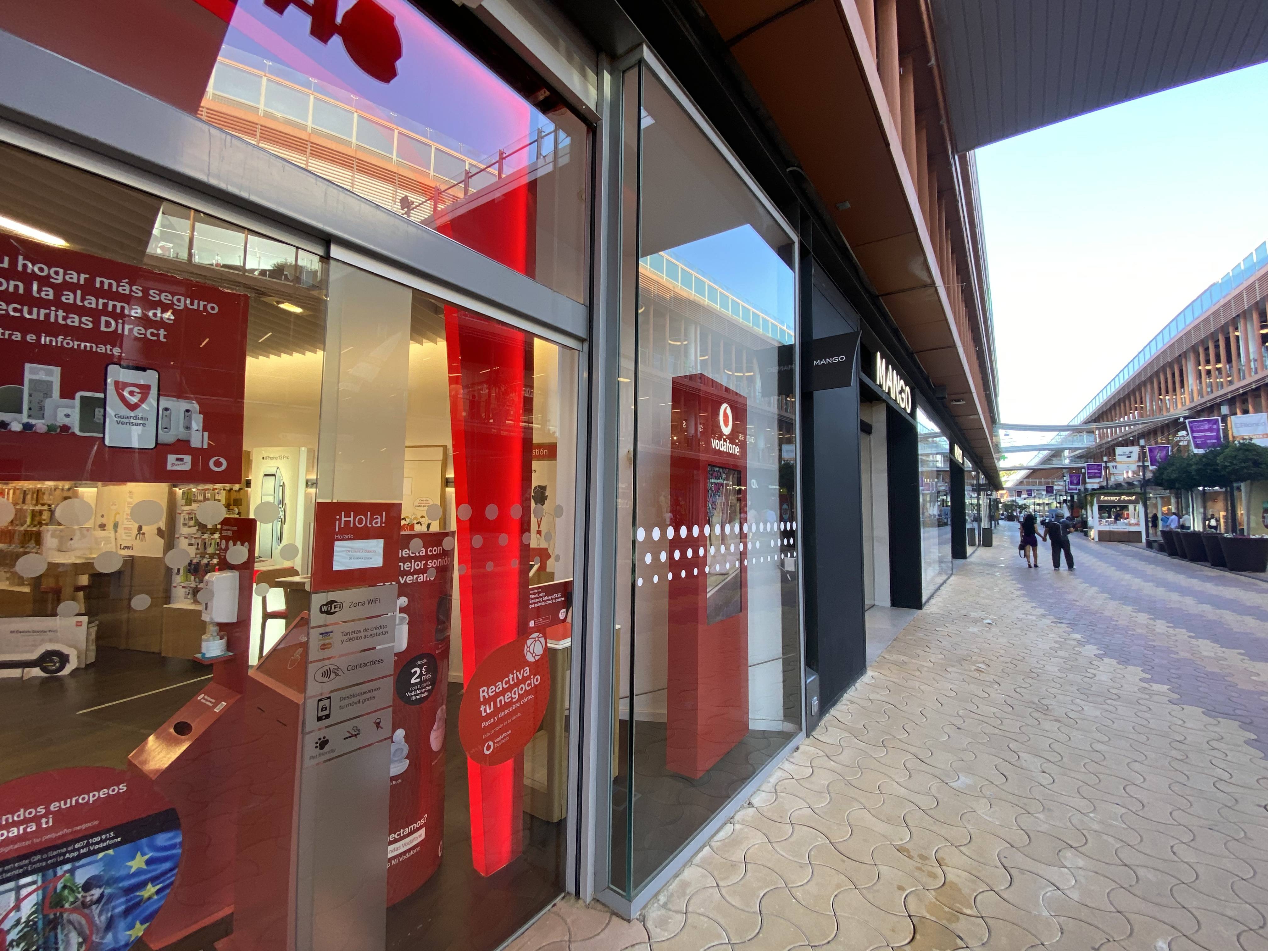 Vodafone Sevilla - CC Torresevilla foto